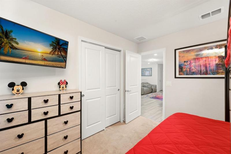 Sleek 5BR Home near Disney Pool & Park - image 9