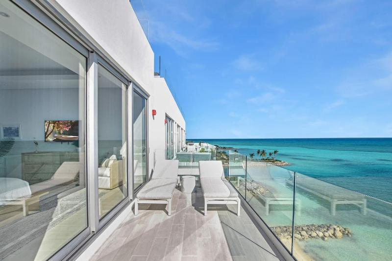 Palm Cay - 3BR Beachfront Penthouse Private Pool - image 13
