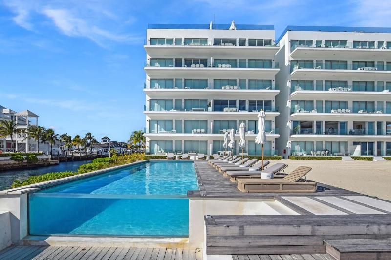 Palm Cay - 3BR Beachfront Penthouse Private Pool - image 14
