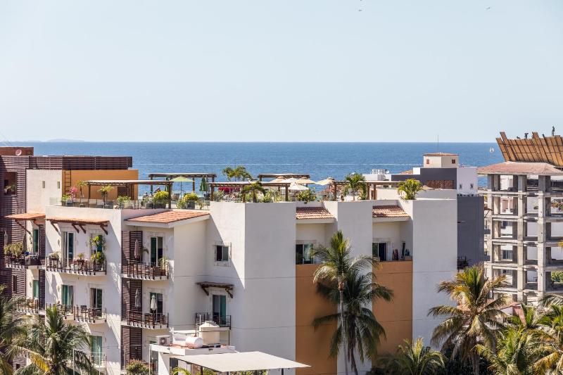 Largest Pool in Zona Romantica - image 11