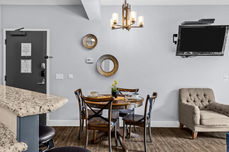 Cozy King Condo Mountain Views Resort Perk and BBQ - image 37