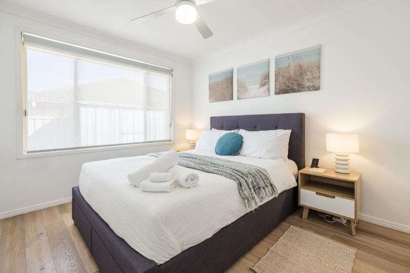 Pet friendly Driftwood Cottage 1-28 Farm Rd - W-Fi Air Con and ground floor - image 3