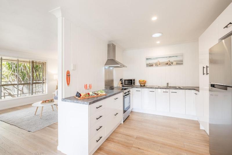 Pet friendly Driftwood Cottage 1-28 Farm Rd - W-Fi Air Con and ground floor - image 11