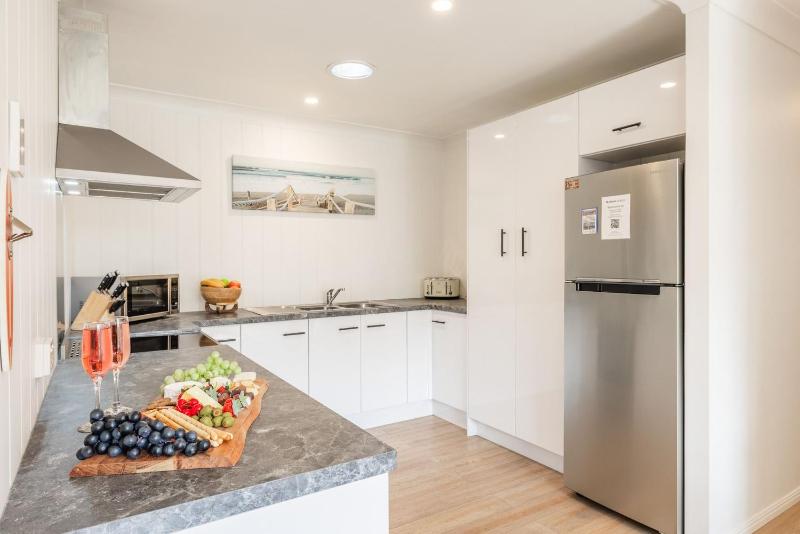 Pet friendly Driftwood Cottage 1-28 Farm Rd - W-Fi Air Con and ground floor - image 2