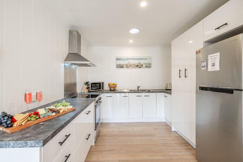 Pet friendly Driftwood Cottage 1-28 Farm Rd - W-Fi Air Con and ground floor - image 17