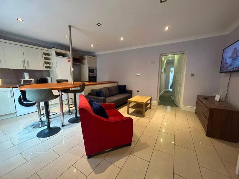 Characterful 2BDR Cottage Flat with Terrace Dublin - image 1