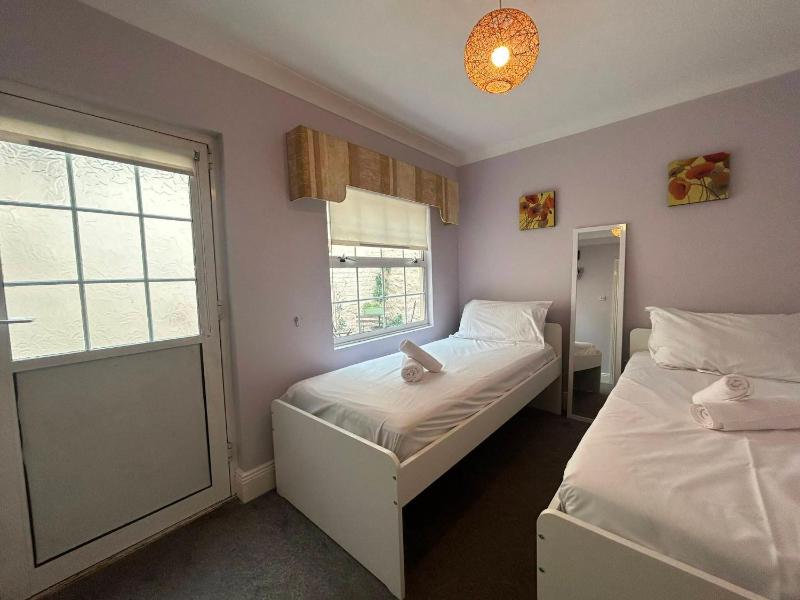 Characterful 2BDR Cottage Flat with Terrace Dublin - image 11