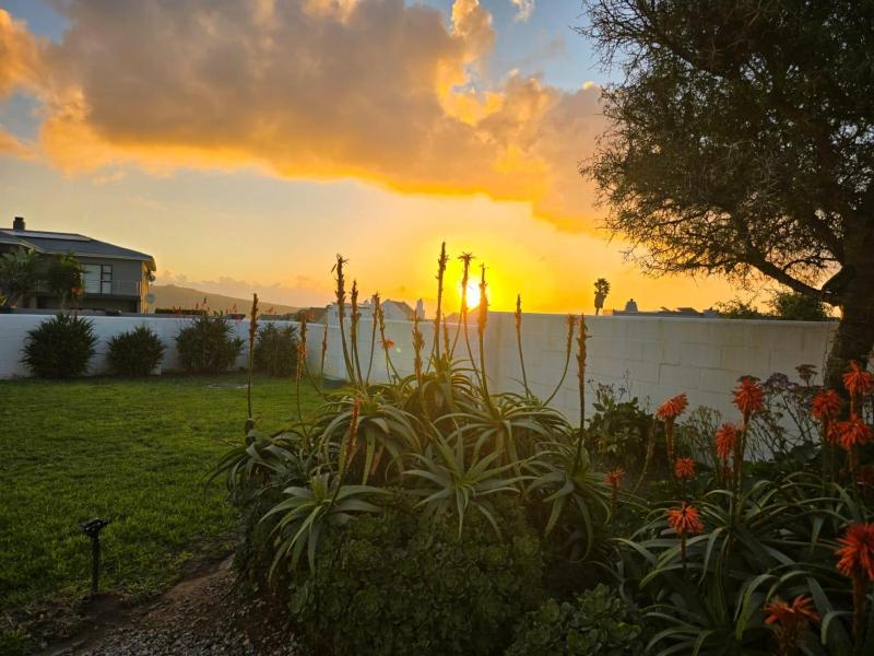 Chasmanthe's Sunset Retreat - image 11