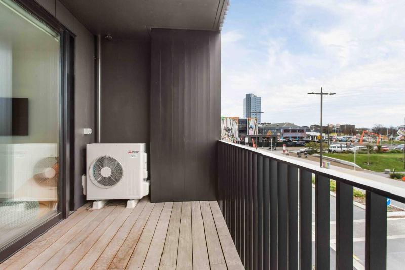CBD Location Sunny Warm Free off Street Parking - image 43