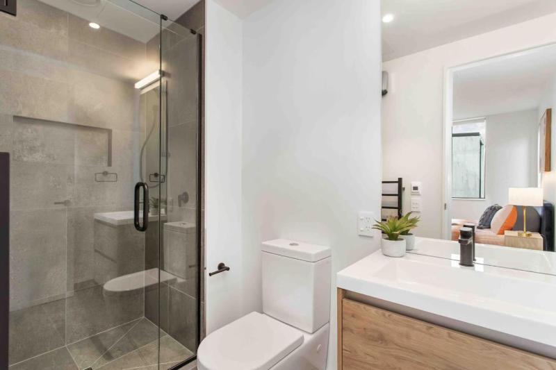 CBD Location Sunny Warm Free off Street Parking - image 28