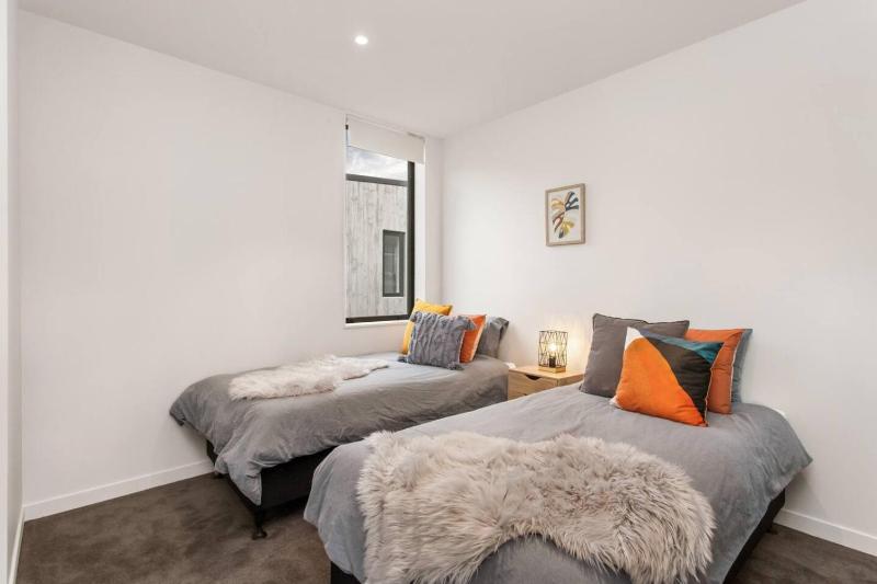 CBD Location Sunny Warm Free off Street Parking - image 31