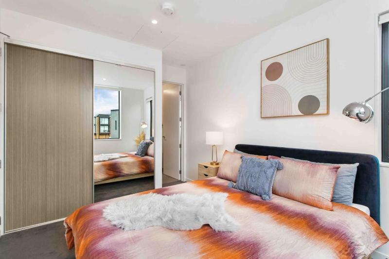 CBD Location Sunny Warm Free off Street Parking - image 49