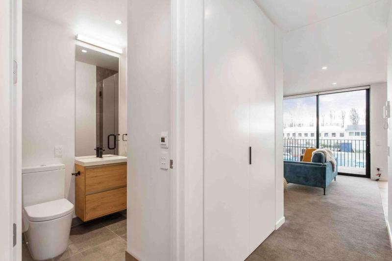 CBD Location Sunny Warm Free off Street Parking - image 39
