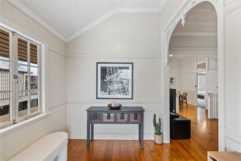 Modern 3BR Home in Coorparoo Near Brisbane City - image 1