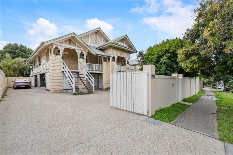 Modern 3BR Home in Coorparoo Near Brisbane City - image 12