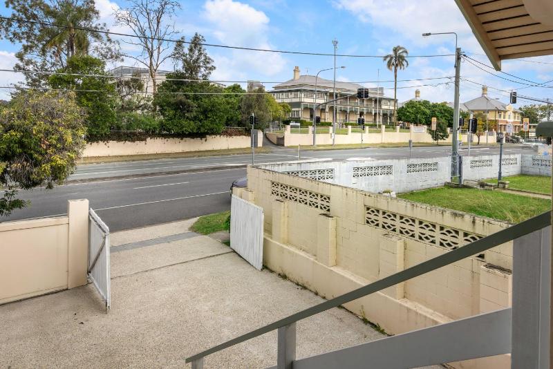 Modern 3BR Home in Coorparoo Near Brisbane City - image 13