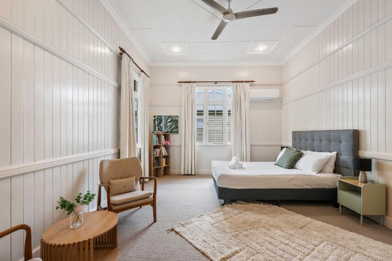 Modern 3BR Home in Coorparoo Near Brisbane City - image 16
