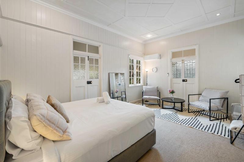 Modern 3BR Home in Coorparoo Near Brisbane City - image 8