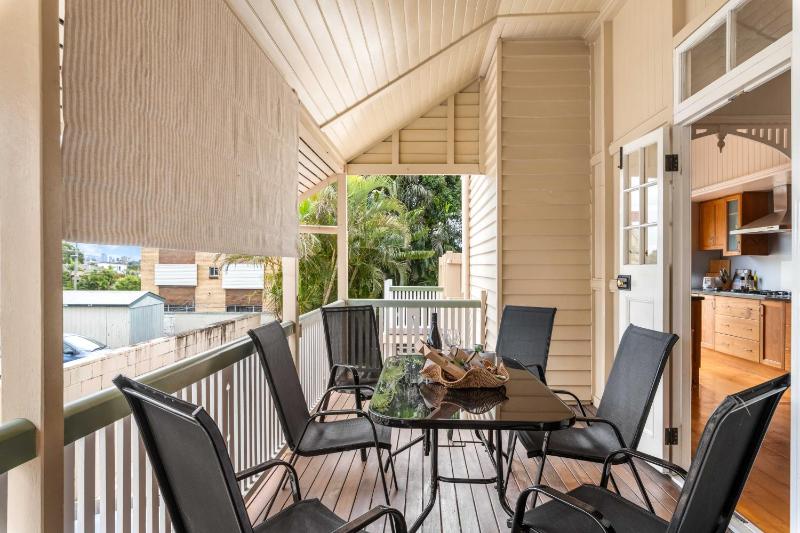 Modern 3BR Home in Coorparoo Near Brisbane City - image 6