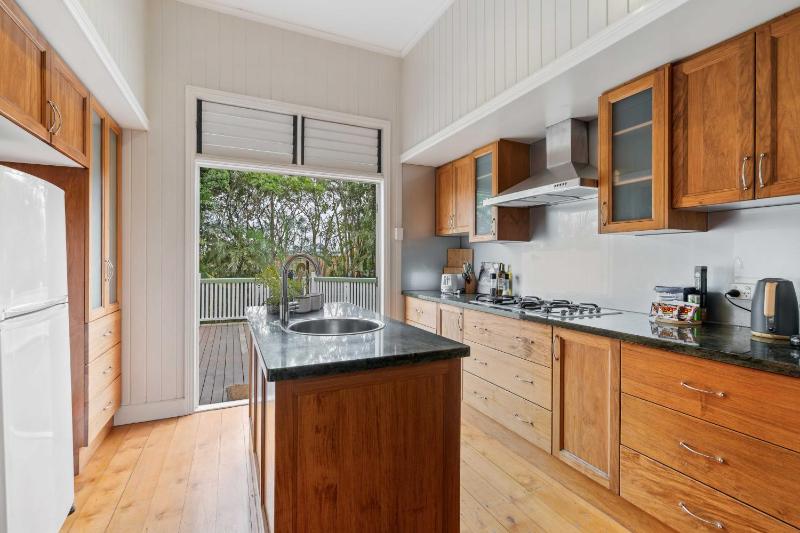 Modern 3BR Home in Coorparoo Near Brisbane City - image 14