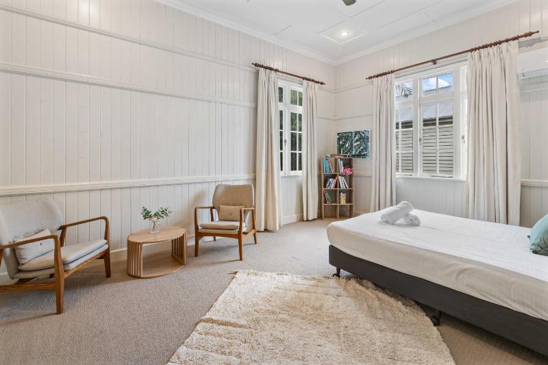 Modern 3BR Home in Coorparoo Near Brisbane City - image 11