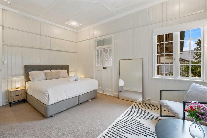Modern 3BR Home in Coorparoo Near Brisbane City - image 9
