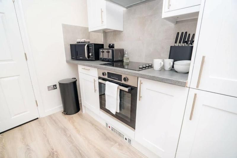 Stunning 1BR Cheltenham Suite Near Town Centre - image 14