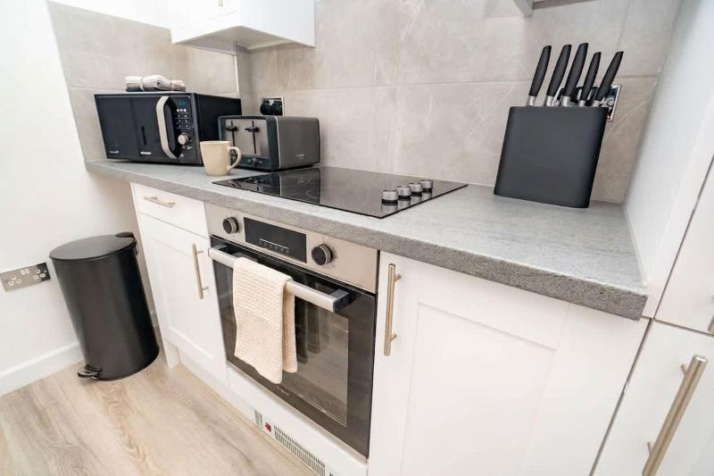 Stunning 1BR Cheltenham Suite Near Town Centre - image 15