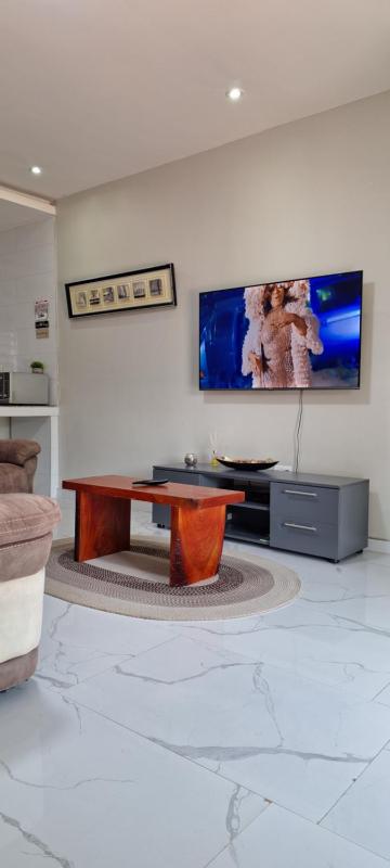 Lowin Suites-One-Bed Apartments - image 8