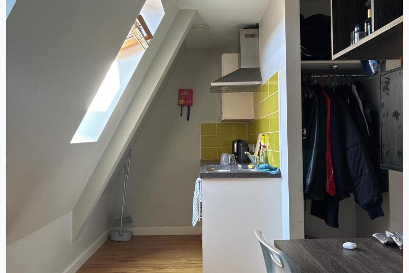 Apartment - Sleeps 1 - On Street Parking - Tv - image 10