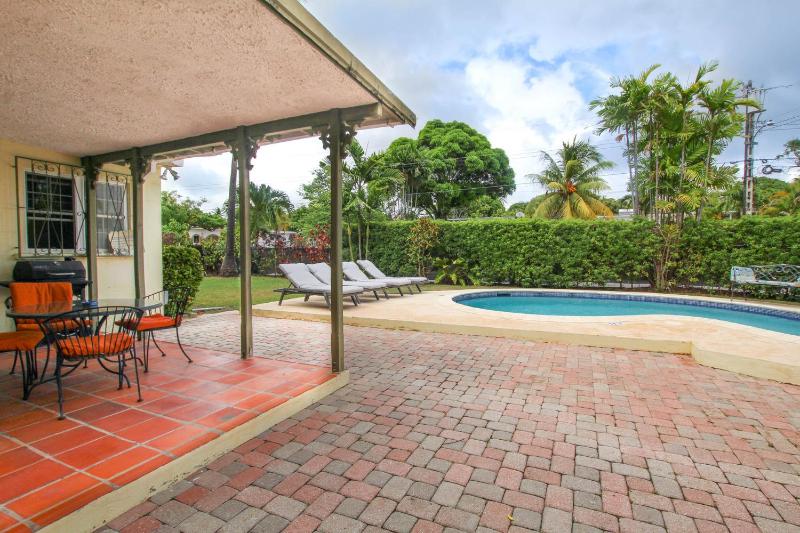 Amazing pool and nearby beach - Bliss - image 16