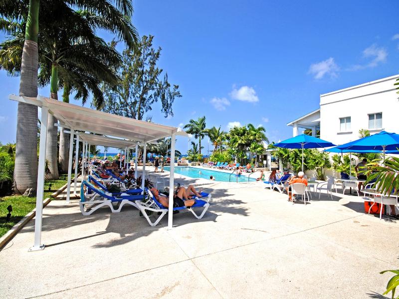 Amazing pool and nearby beach - Bliss - image 7