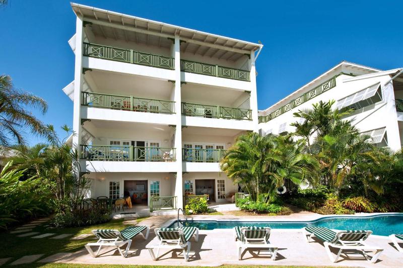 Casual Beachfront 1-Bed with Pool - image 14