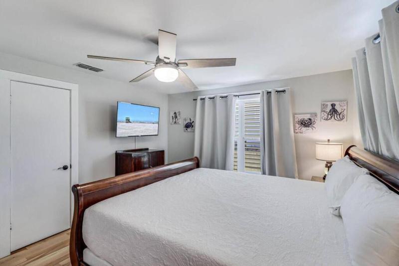 Sea Glass Cottage - image 29