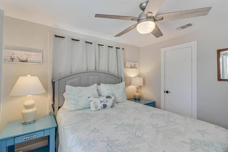 Sea Glass Cottage - image 40