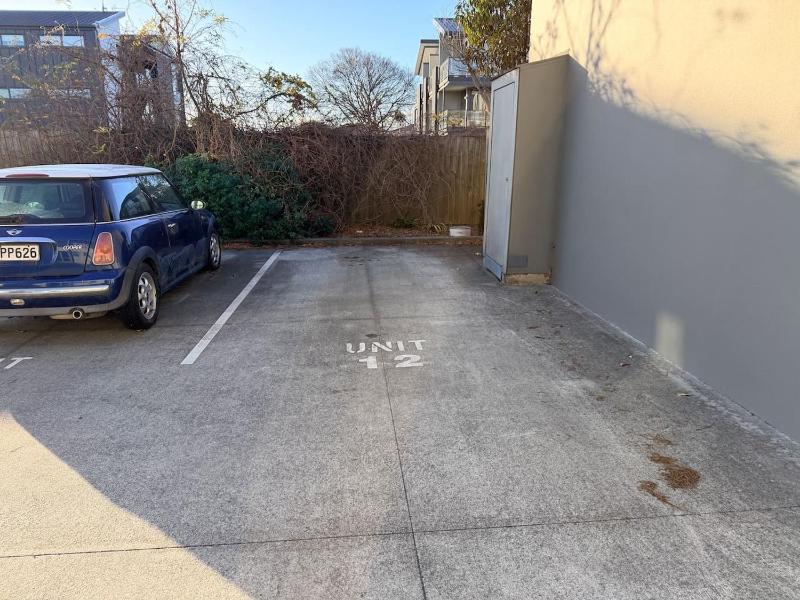 Super king bed & free parking central CHC - image 14