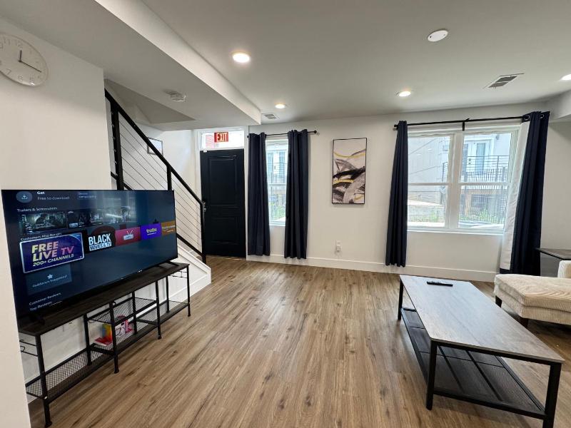 NEW House Cozy 2BR with Parking - image 9
