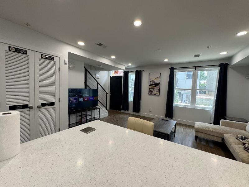 NEW House Cozy 2BR with Parking - image 10