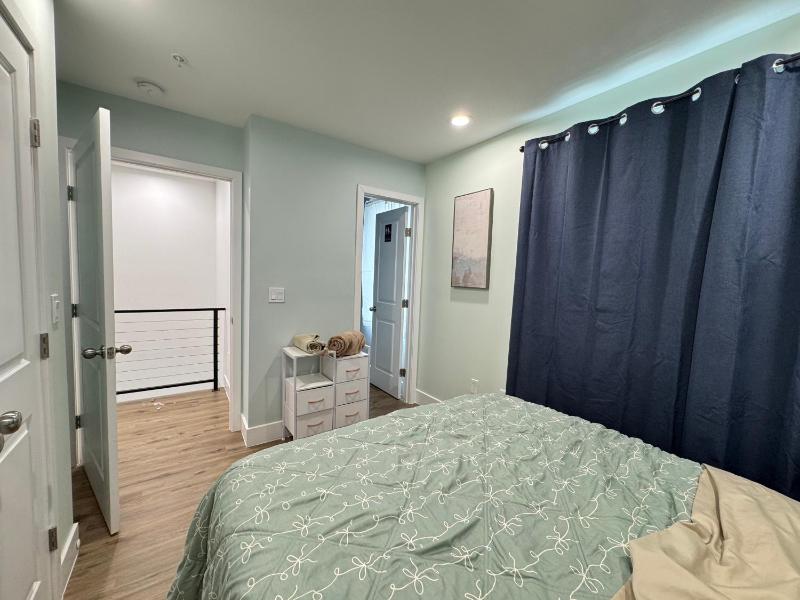 NEW House Cozy 2BR with Parking - image 6