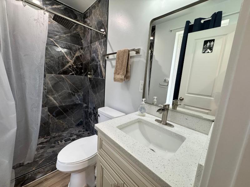 NEW House Cozy 2BR with Parking - image 14