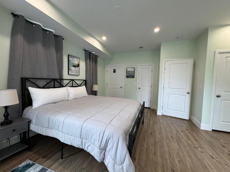 NEW LUX House 4BR with Parking near Downtown - image 3