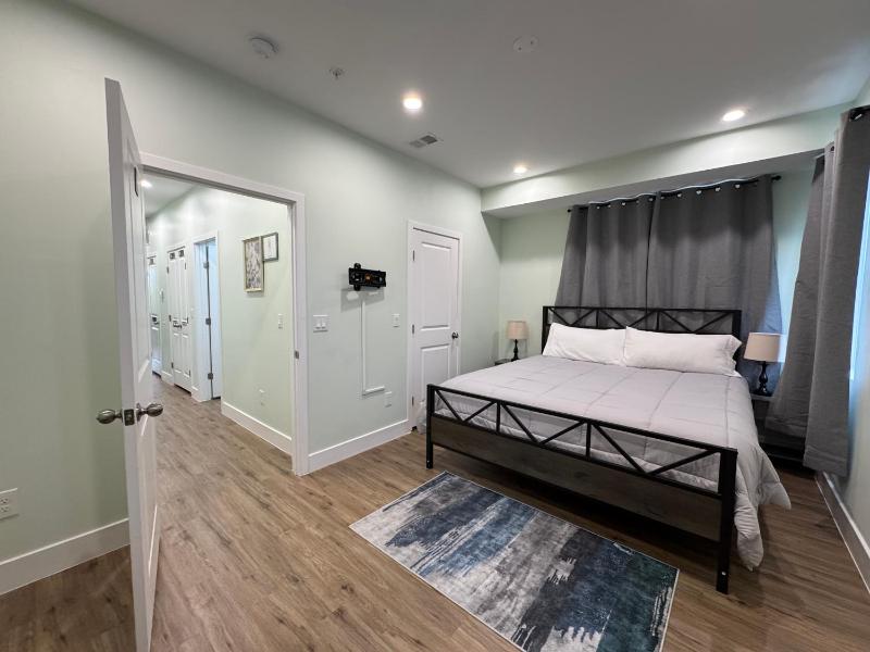 NEW LUX House 4BR with Parking near Downtown - image 12