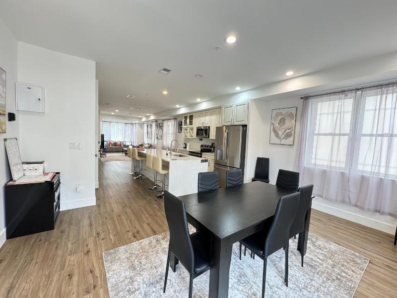 NEW LUX House 4BR with Parking near Downtown - image 6
