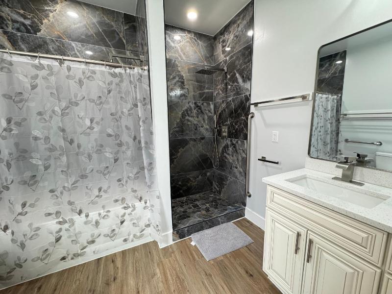NEW LUX House 4BR with Parking near Downtown - image 2
