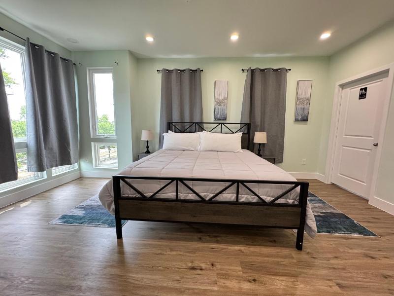NEW LUX House 4BR with Parking near Downtown - image 15