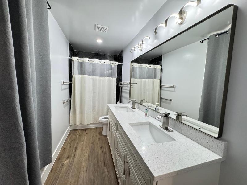 NEW LUX House 4BR with Parking near Downtown - image 11