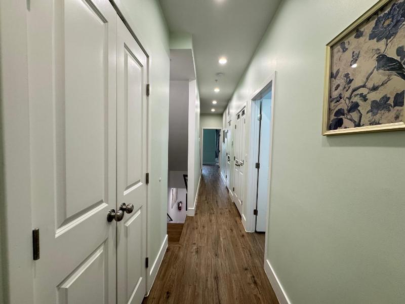 NEW LUX House 4BR with Parking near Downtown - image 16