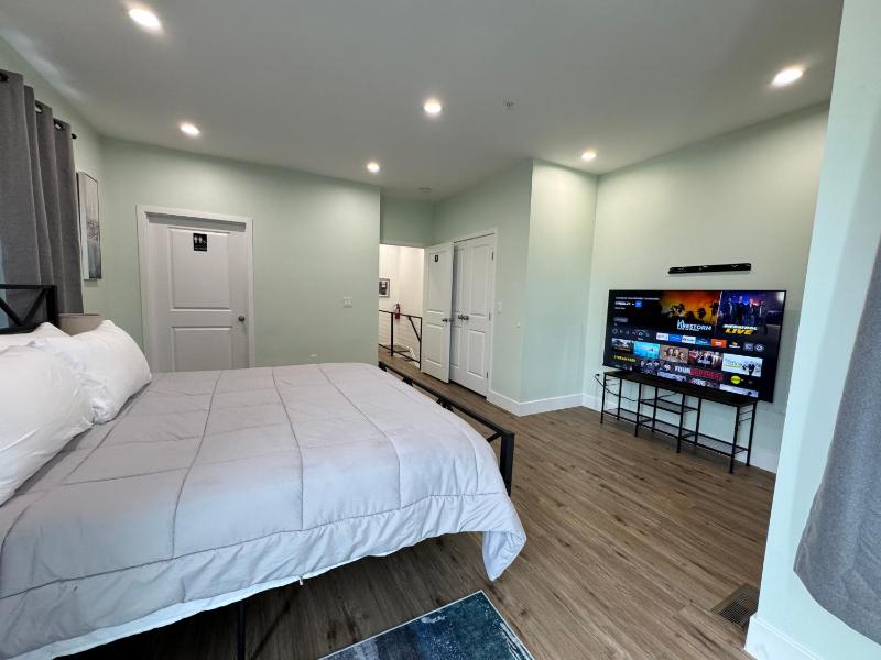 NEW LUX House 4BR with Parking near Downtown - image 13