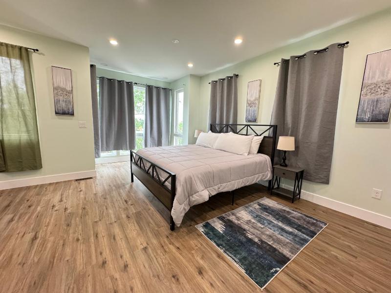 NEW LUX House 4BR with Parking near Downtown - image 4