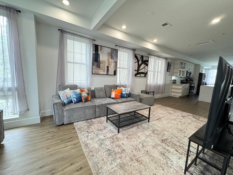 NEW LUX House 4BR with Parking near Downtown - image 8